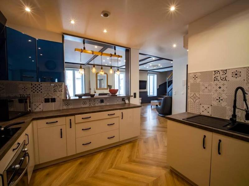 Cuisine équipée ouverte avec bar et luminaires - Méga Jeanne d'Arc Billard Baby Foot en option Escape Game Logements...