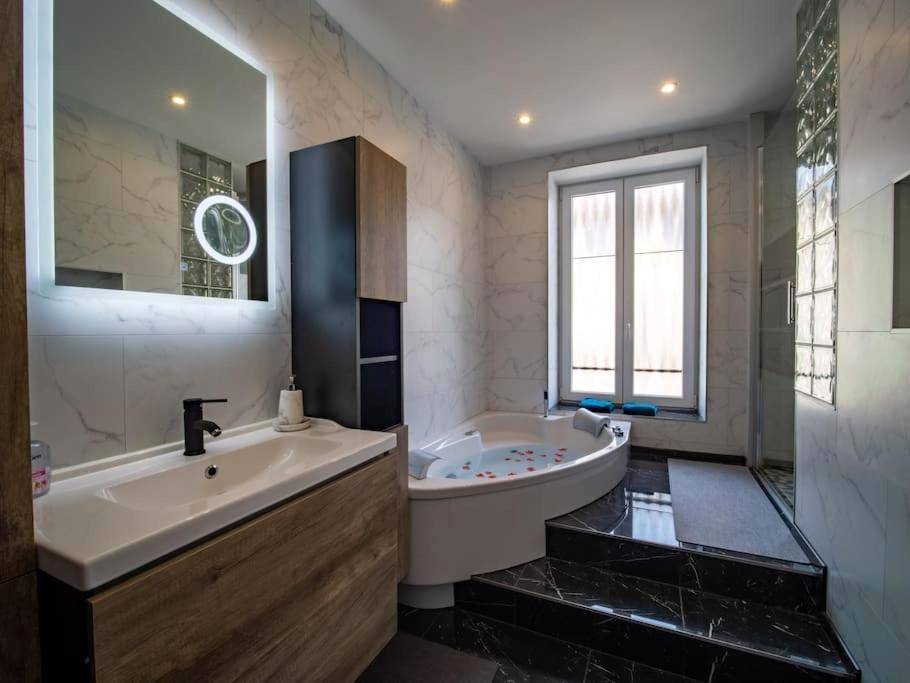 Photo du logement - Méga Jeanne d'Arc Billard Baby Foot en option Escape Game Logements Insolites