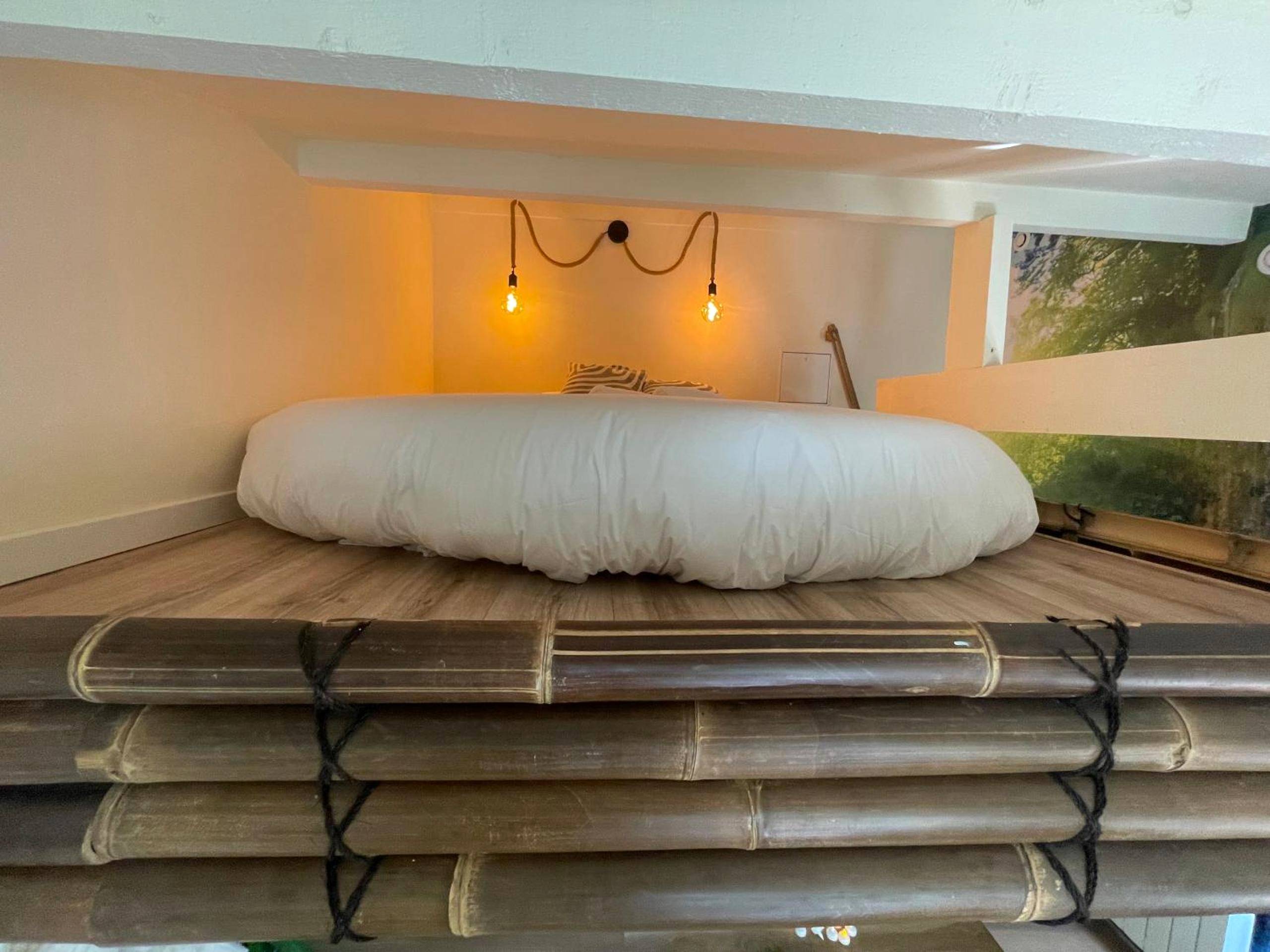 Lit en mezzanine avec structure en bambou - Memories Loft and Spa - Paris