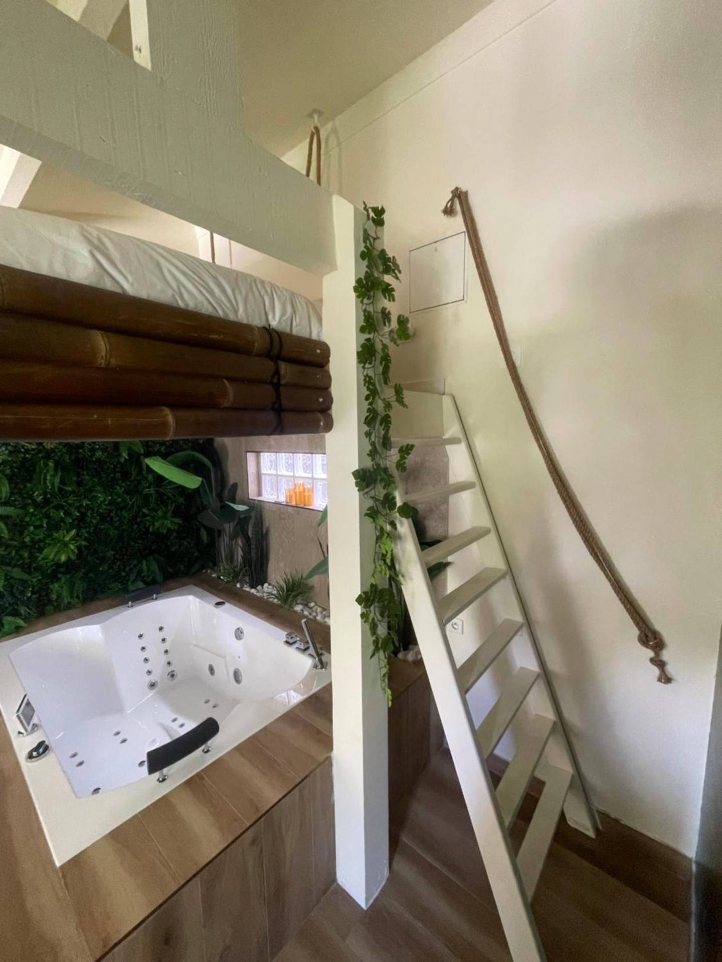 Escalier blanc vers mezzanine et jacuzzi - Memories Loft and Spa - Paris