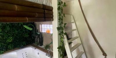 Escalier blanc vers mezzanine et jacuzzi - Memories Loft and Spa - Paris