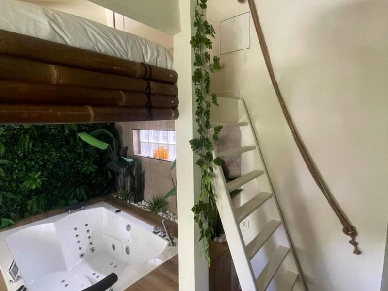 Escalier blanc vers mezzanine et jacuzzi - Memories Loft and Spa - Paris