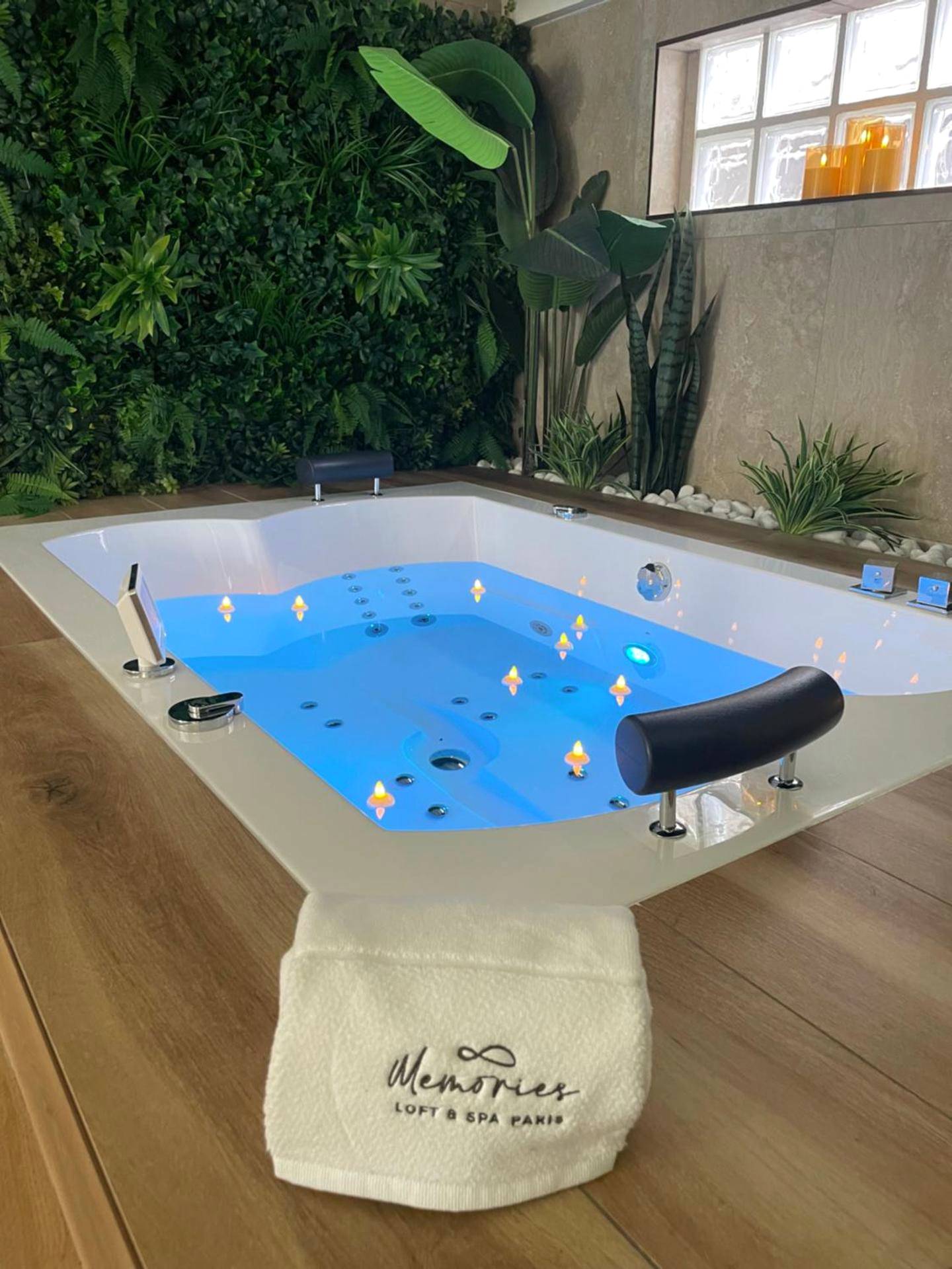 Baignoire balnéo avec luminaires intégrés - Memories Loft and Spa - Paris
