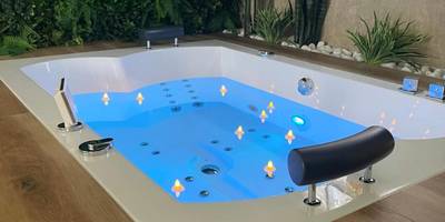 Baignoire balnéo avec luminaires intégrés - Memories Loft and Spa - Paris