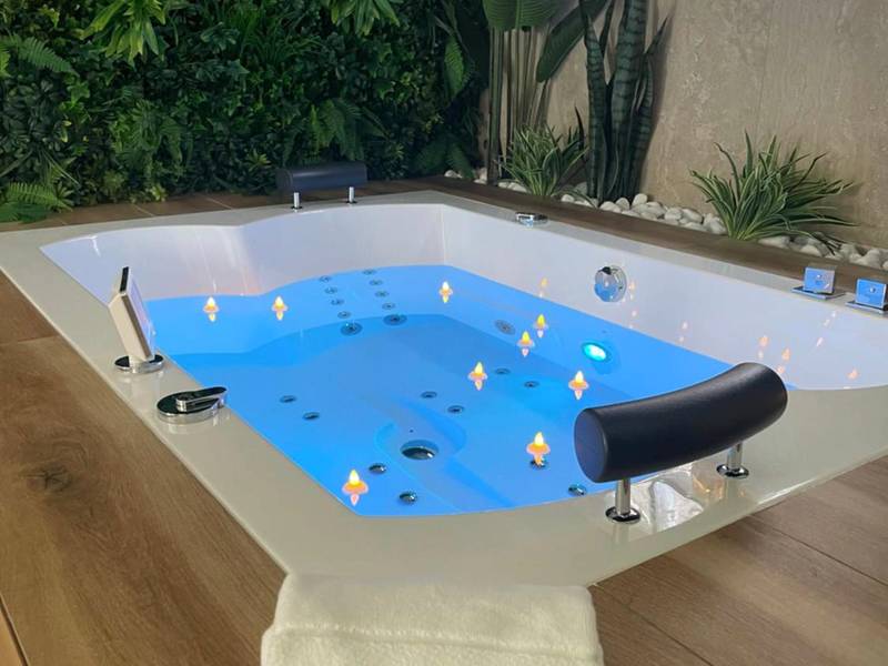 Baignoire balnéo avec luminaires intégrés - Memories Loft and Spa - Paris