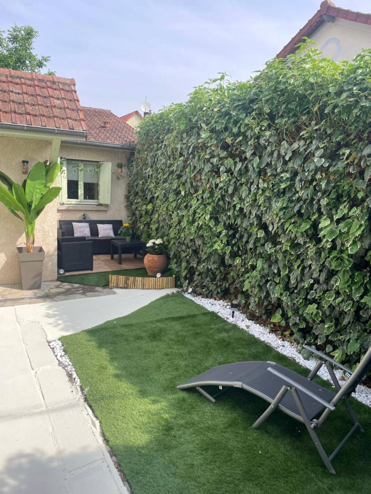 Terrasse aménagée avec gazon et transat - Memories Loft and Spa - Paris