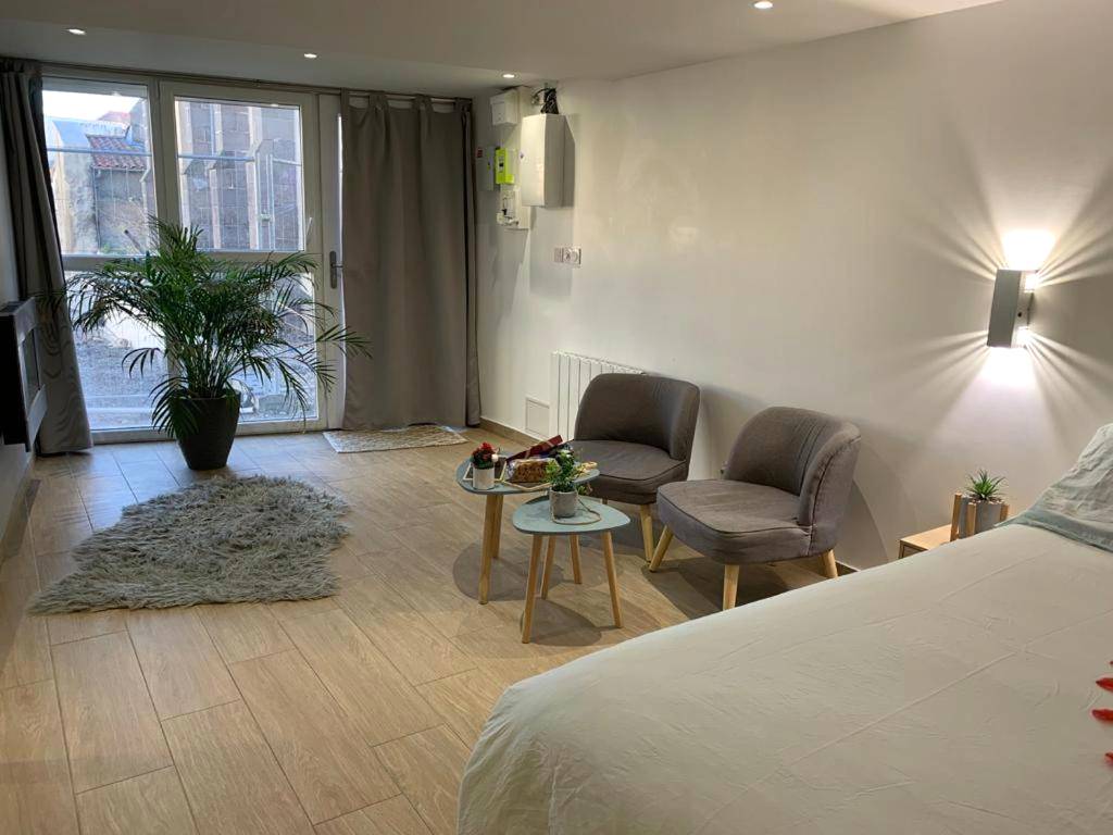 Coin salon avec fauteuils et tables basses - Le Menhir Jacuzzi Lit 200x200