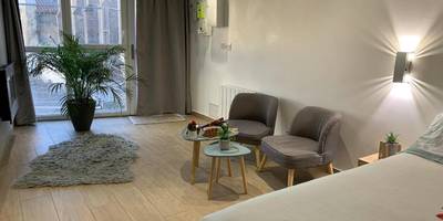 Coin salon avec fauteuils et tables basses - Le Menhir Jacuzzi Lit 200x200