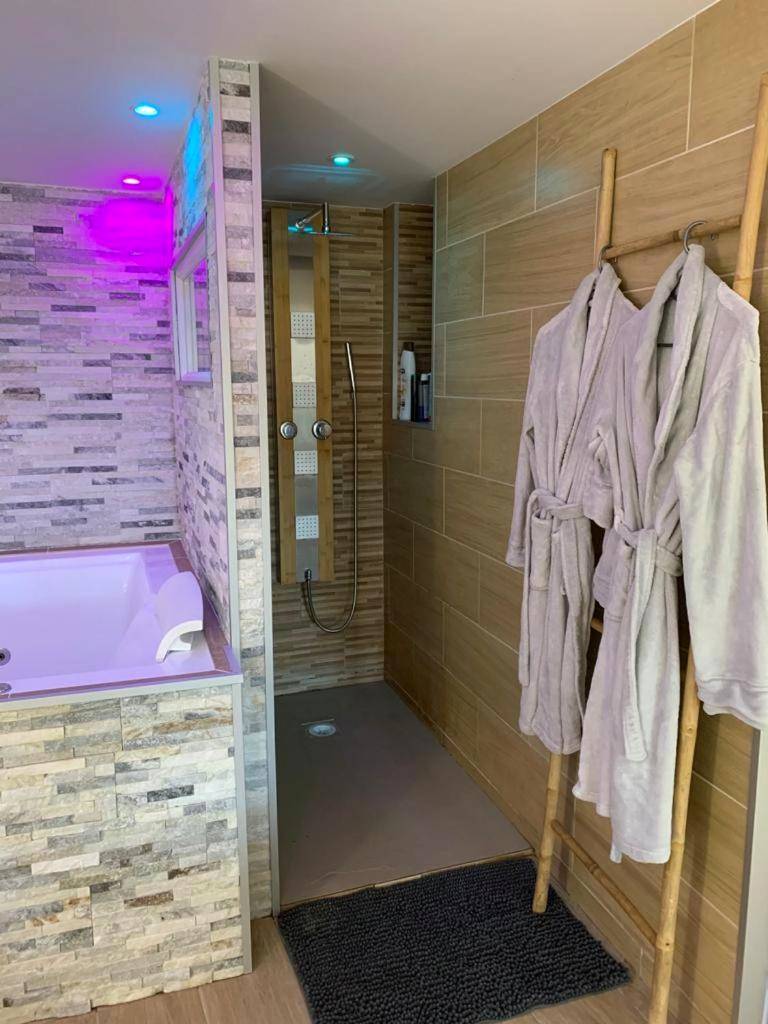 Douche à l'italienne et peignoirs sur échelle - Le Menhir Jacuzzi Lit 200x200