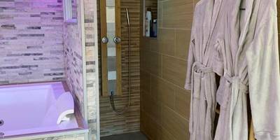 Douche à l'italienne et peignoirs sur échelle - Le Menhir Jacuzzi Lit 200x200