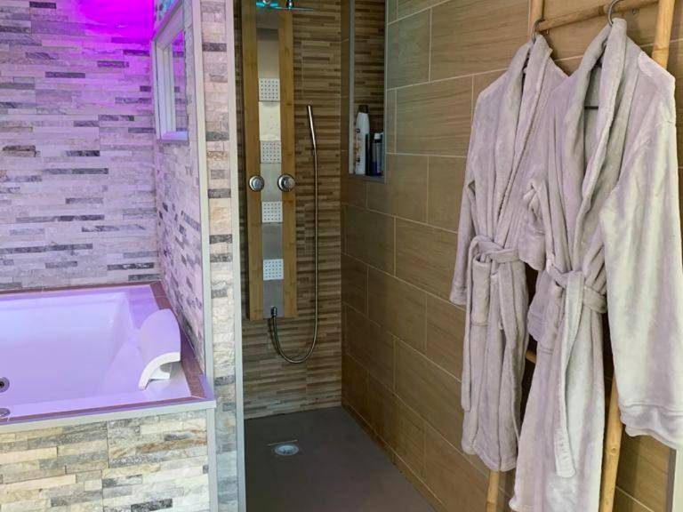 Douche à l'italienne et peignoirs sur échelle - Le Menhir Jacuzzi Lit 200x200