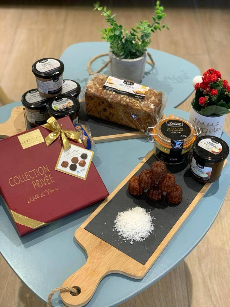 Plateau de gourmandises et chocolats - Le Menhir Jacuzzi Lit 200x200