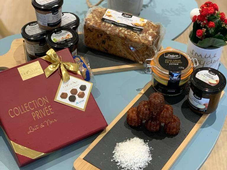 Plateau de gourmandises et chocolats - Le Menhir Jacuzzi Lit 200x200