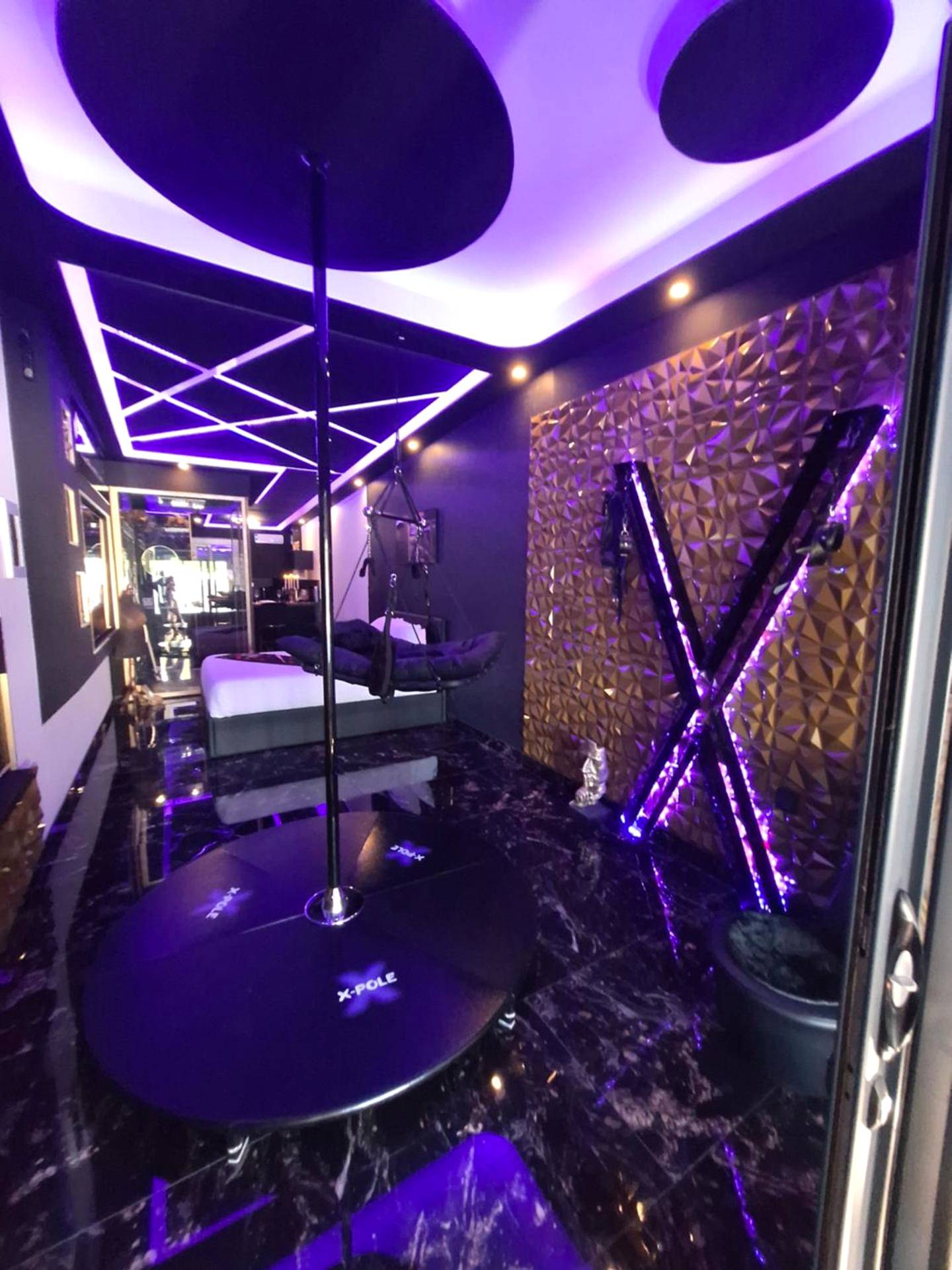 Barre de pole dance et croix de Saint - André - Love Room Miniac - Morvan - love room mes petits secrets miniac morvan...