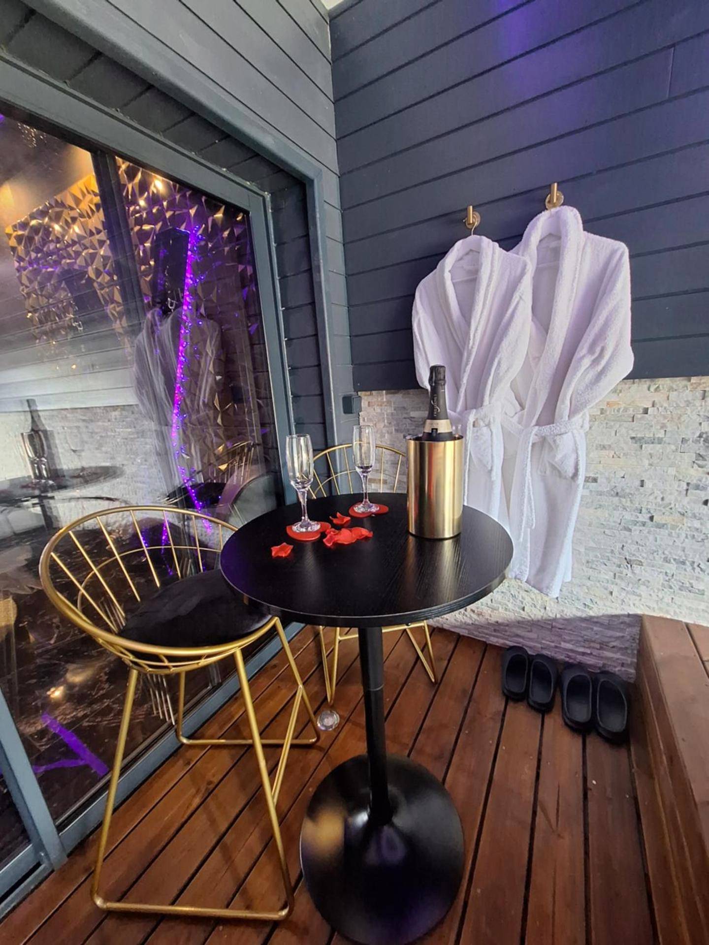 Photo du logement - love room mes petits secrets miniac morvan avec jacuzzi privatif