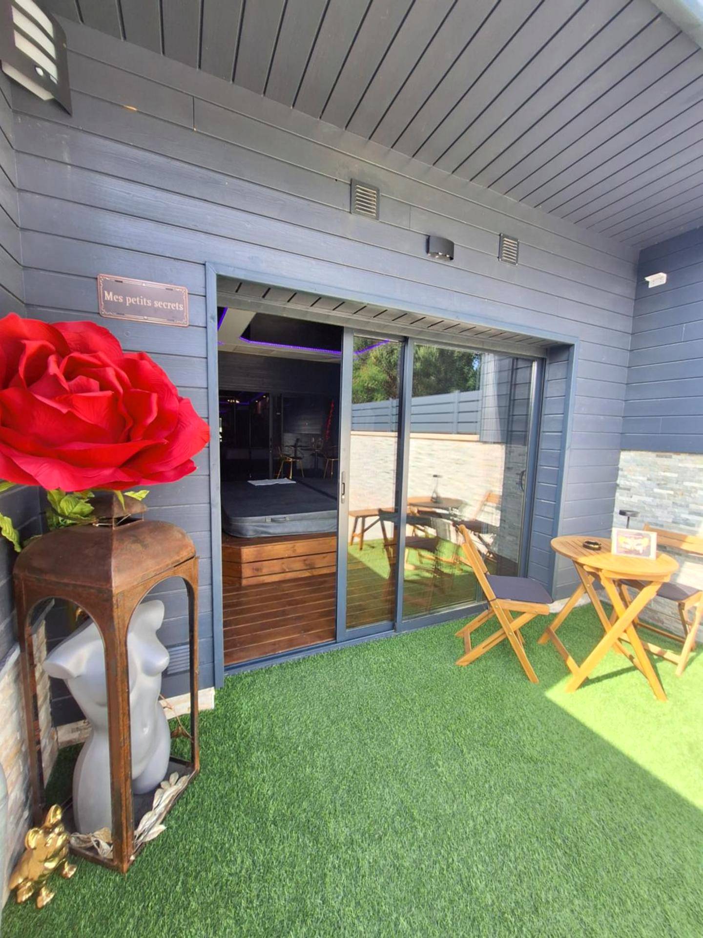 Photo du logement - love room mes petits secrets miniac morvan avec jacuzzi privatif