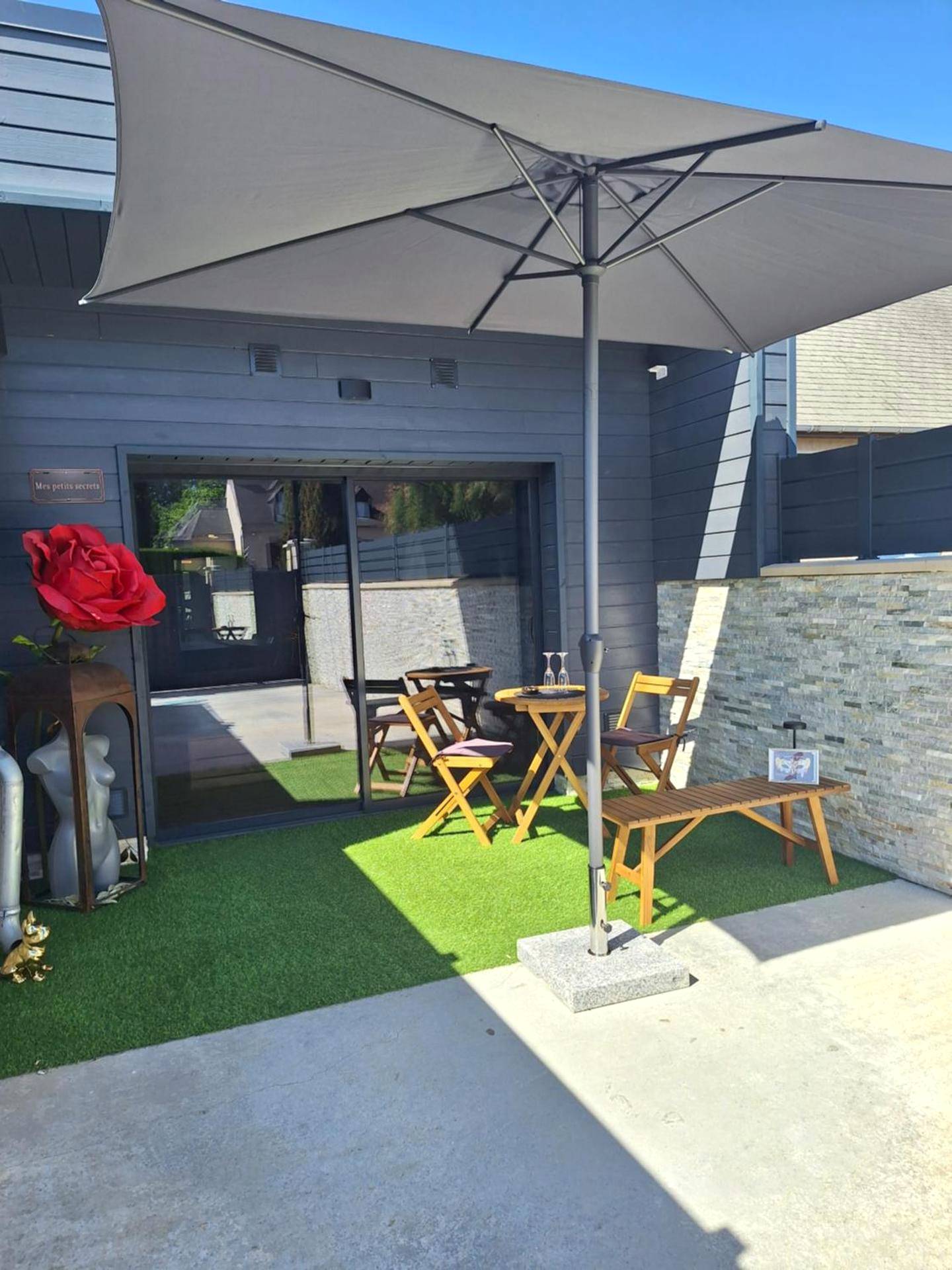 Terrasse privative avec parasol et gazon - love room mes petits secrets miniac morvan avec jacuzzi privatif