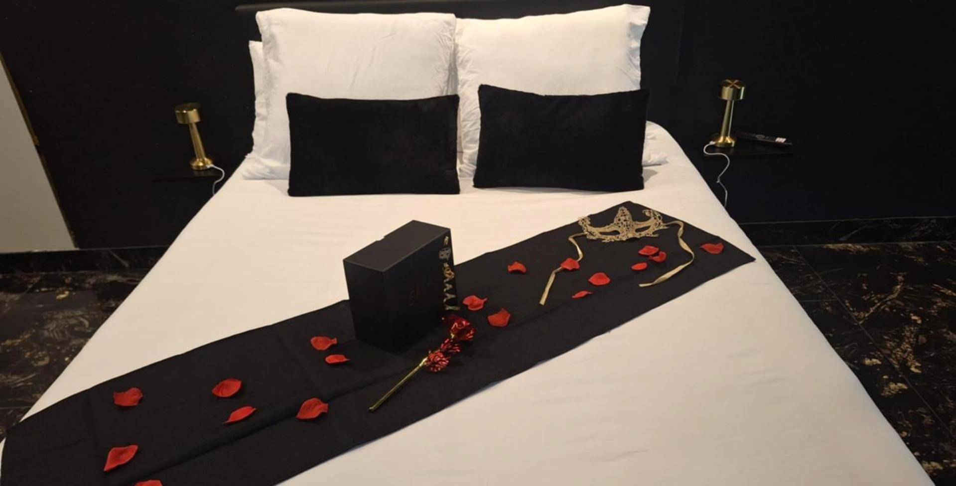 Photo du logement - love room mes petits secrets miniac morvan avec jacuzzi privatif - Dinan