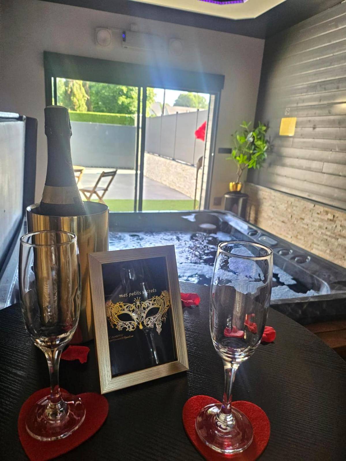 Photo du logement - love room mes petits secrets miniac morvan avec jacuzzi privatif