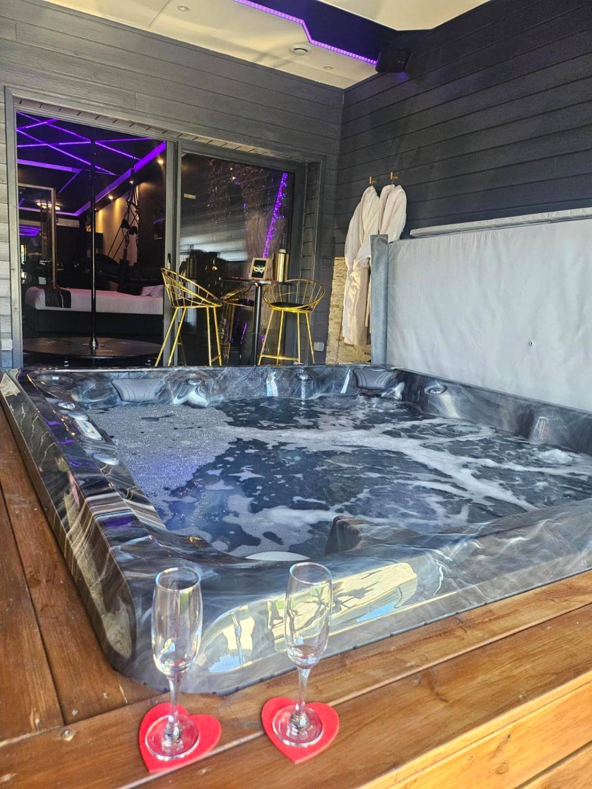 Photo du logement - love room mes petits secrets miniac morvan avec jacuzzi privatif