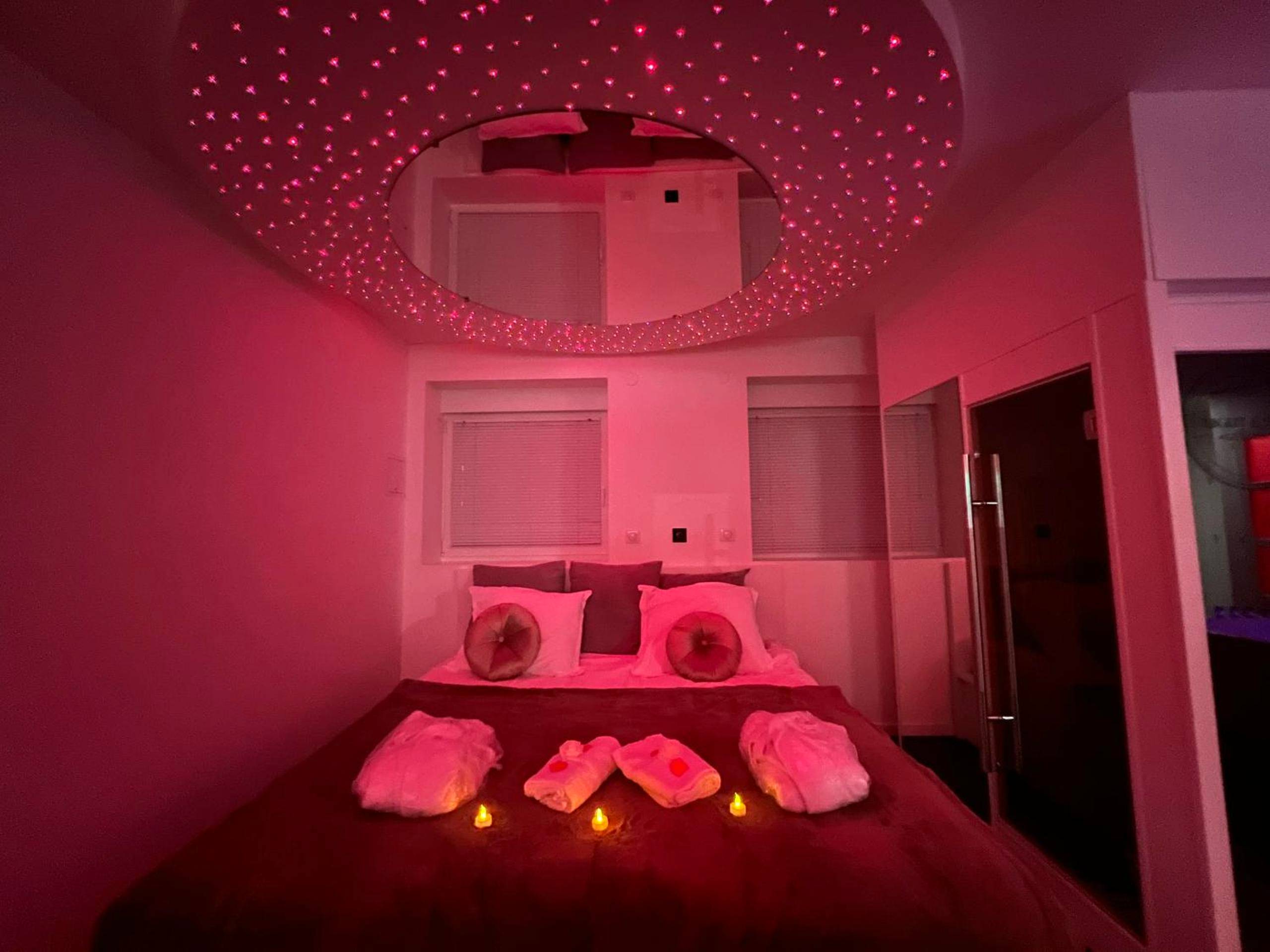 Lit double sous plafond étoilé avec miroir - Metz Détente Un Séjour à Part