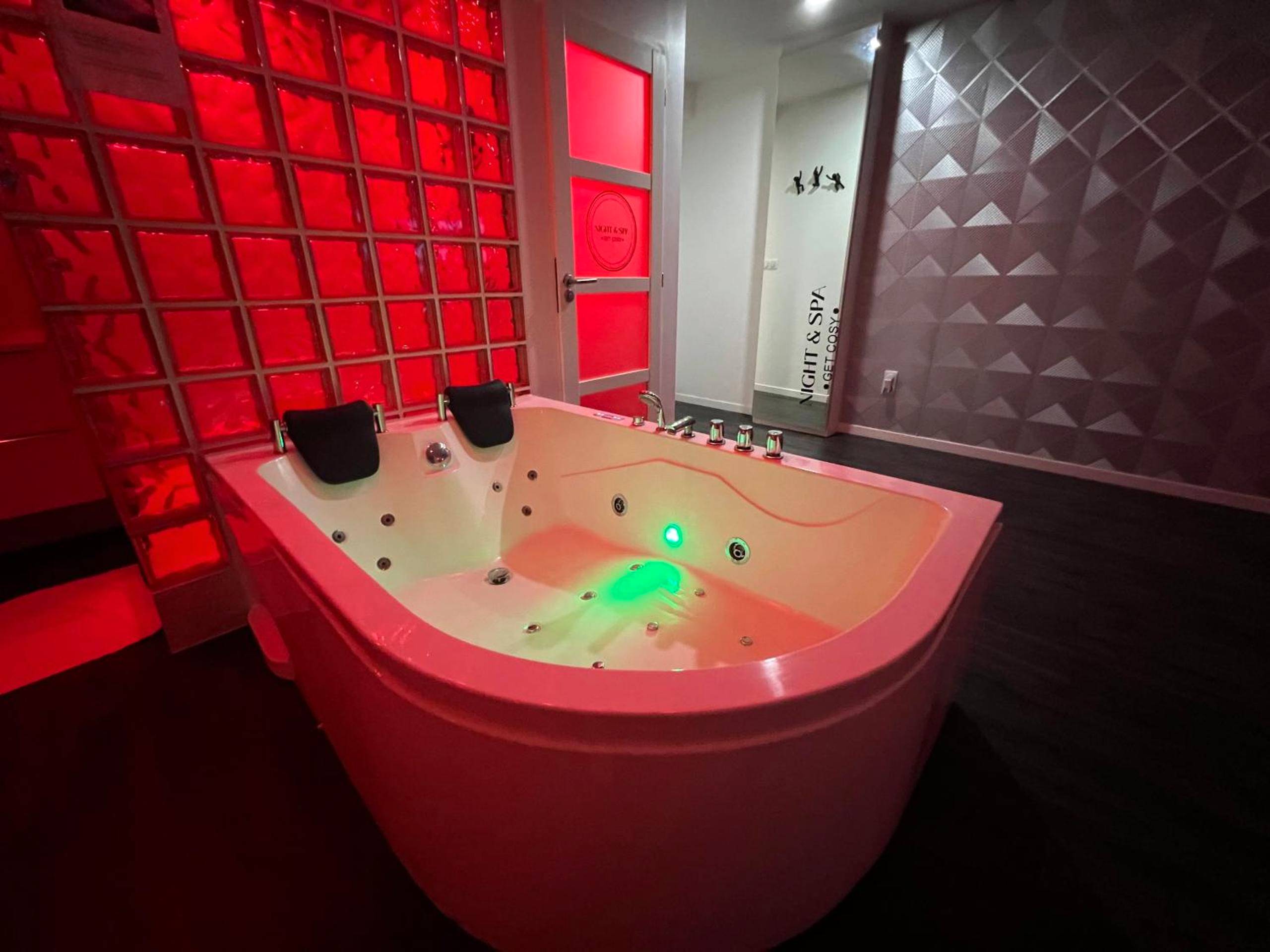 Baignoire balnéo avec éclairage LED vert - Metz Détente Un Séjour à Part