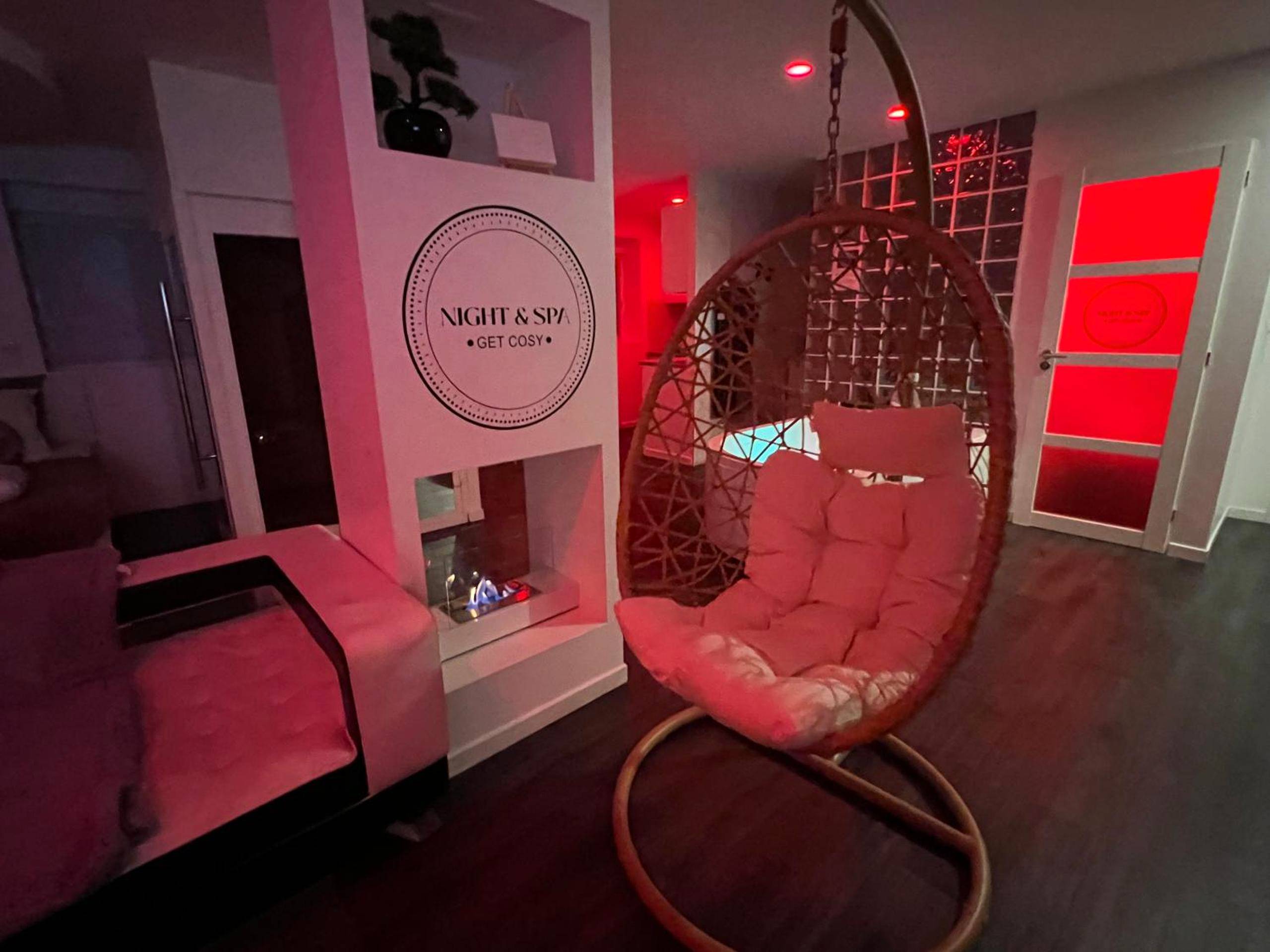 Fauteuil suspendu en rotin et cheminée éthanol - Metz Détente Un Séjour à Part