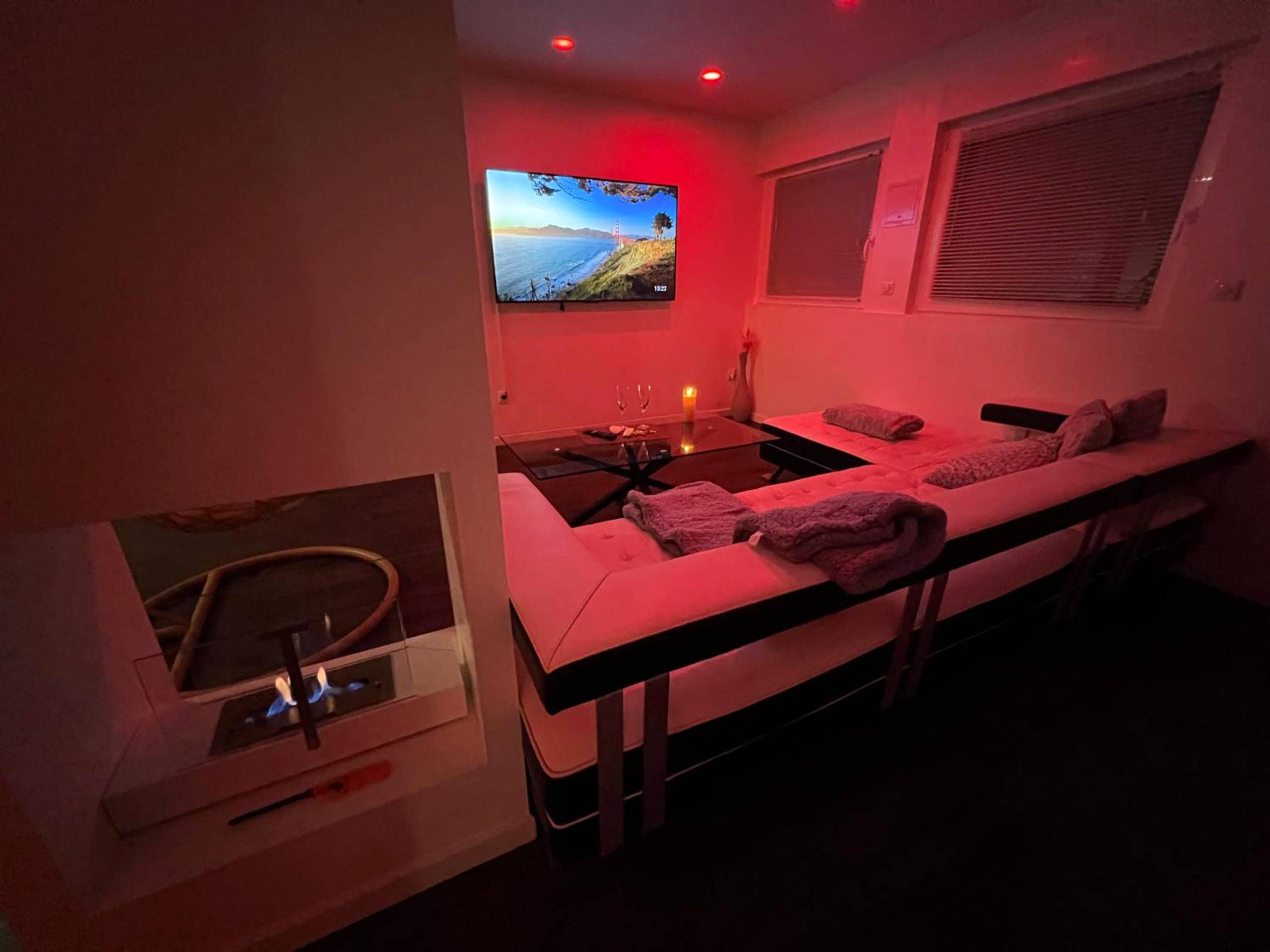 Grand canapé d'angle et écran plat mural - Metz Détente Un Séjour à Part