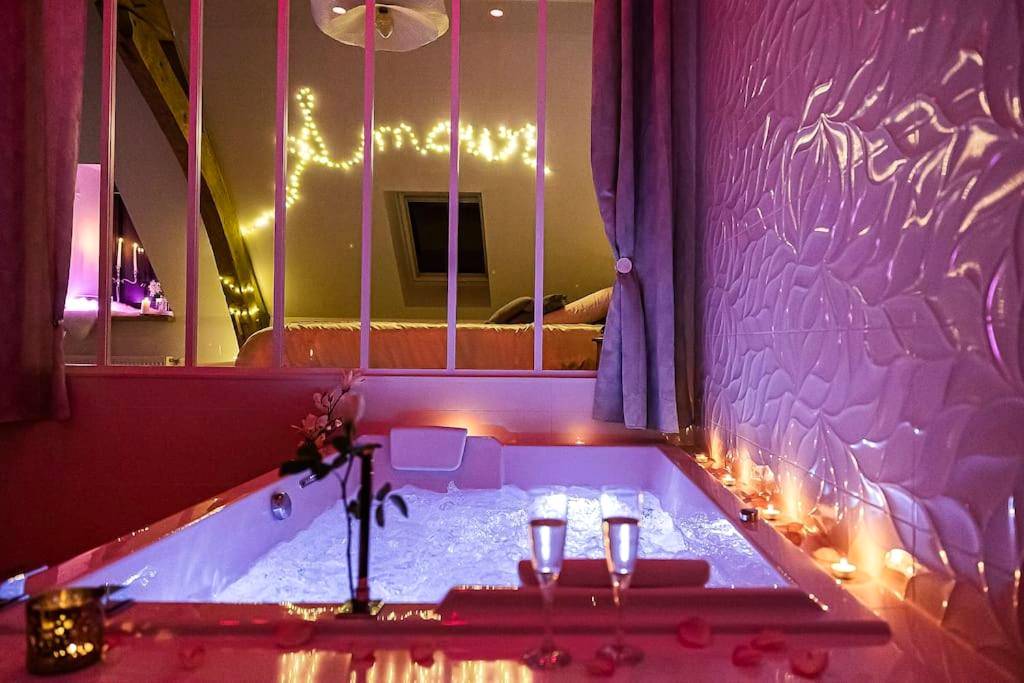 Jacuzzi privatif avec coupes et bougies - Love Room Longmesnil - La Mezzanine de l'Etoile suite avec jacuzzi privé
