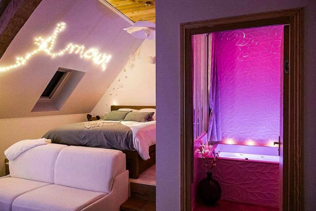 Chambre avec lit double et coin salon - La Mezzanine de l'Etoile suite avec jacuzzi privé