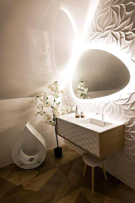 Vasque moderne et miroir rétroéclairé - La Mezzanine de l'Etoile suite avec jacuzzi privé