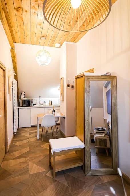 Cuisine équipée et coin repas - La Mezzanine de l'Etoile suite avec jacuzzi privé