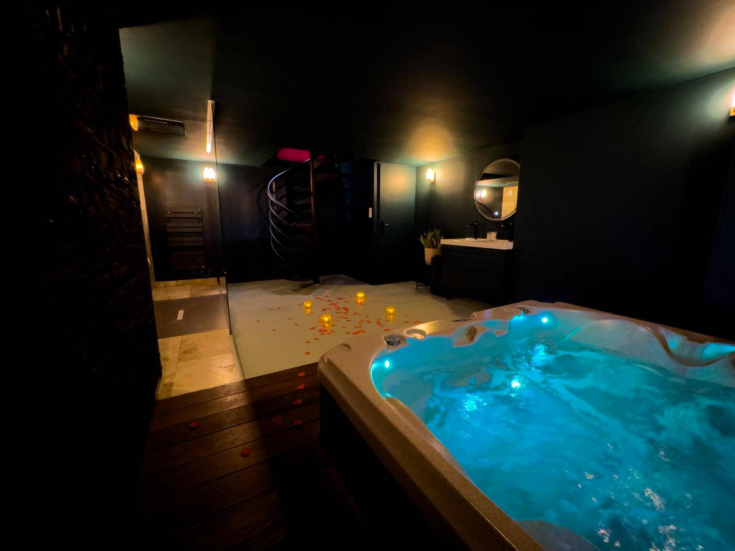 Vue du logement - Love Room Bordeaux - Mieuxqualhotel jacuzzi privatif Velvet Desire