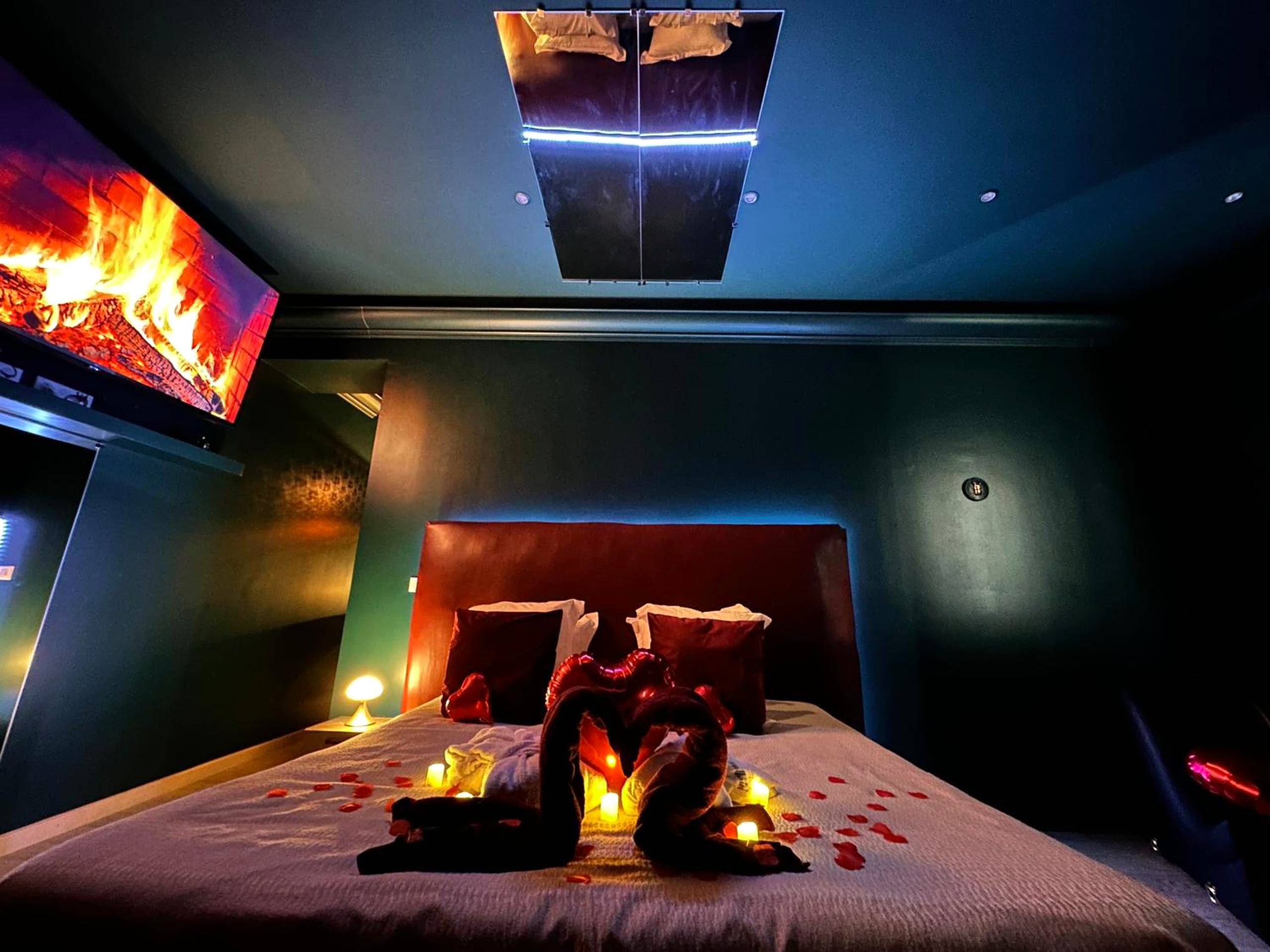 Photo du logement - Mieuxqualhotel jacuzzi privatif Velvet Desire - Bordeaux