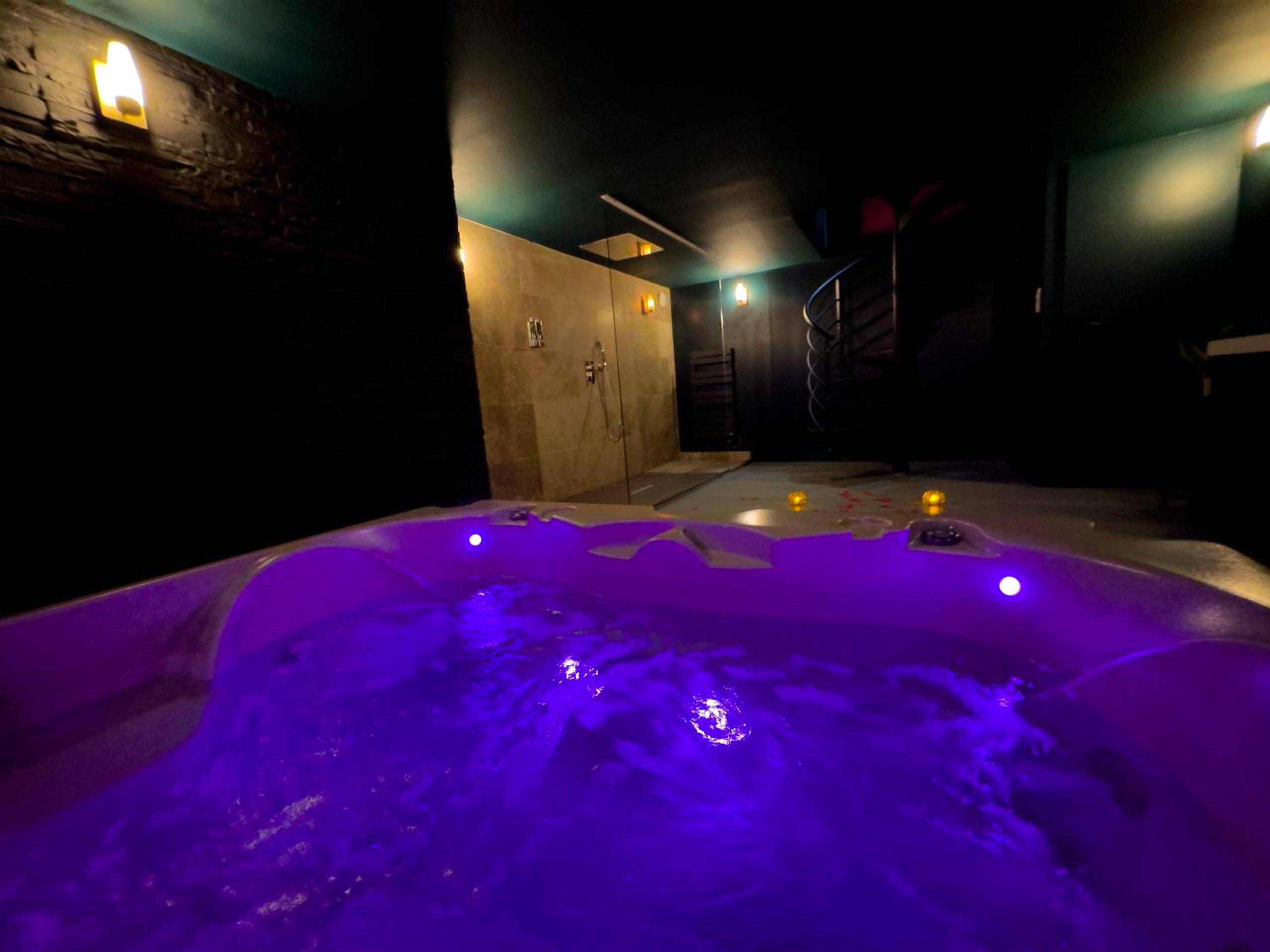 Photo du logement - Mieuxqualhotel jacuzzi privatif Velvet Desire - Bordeaux