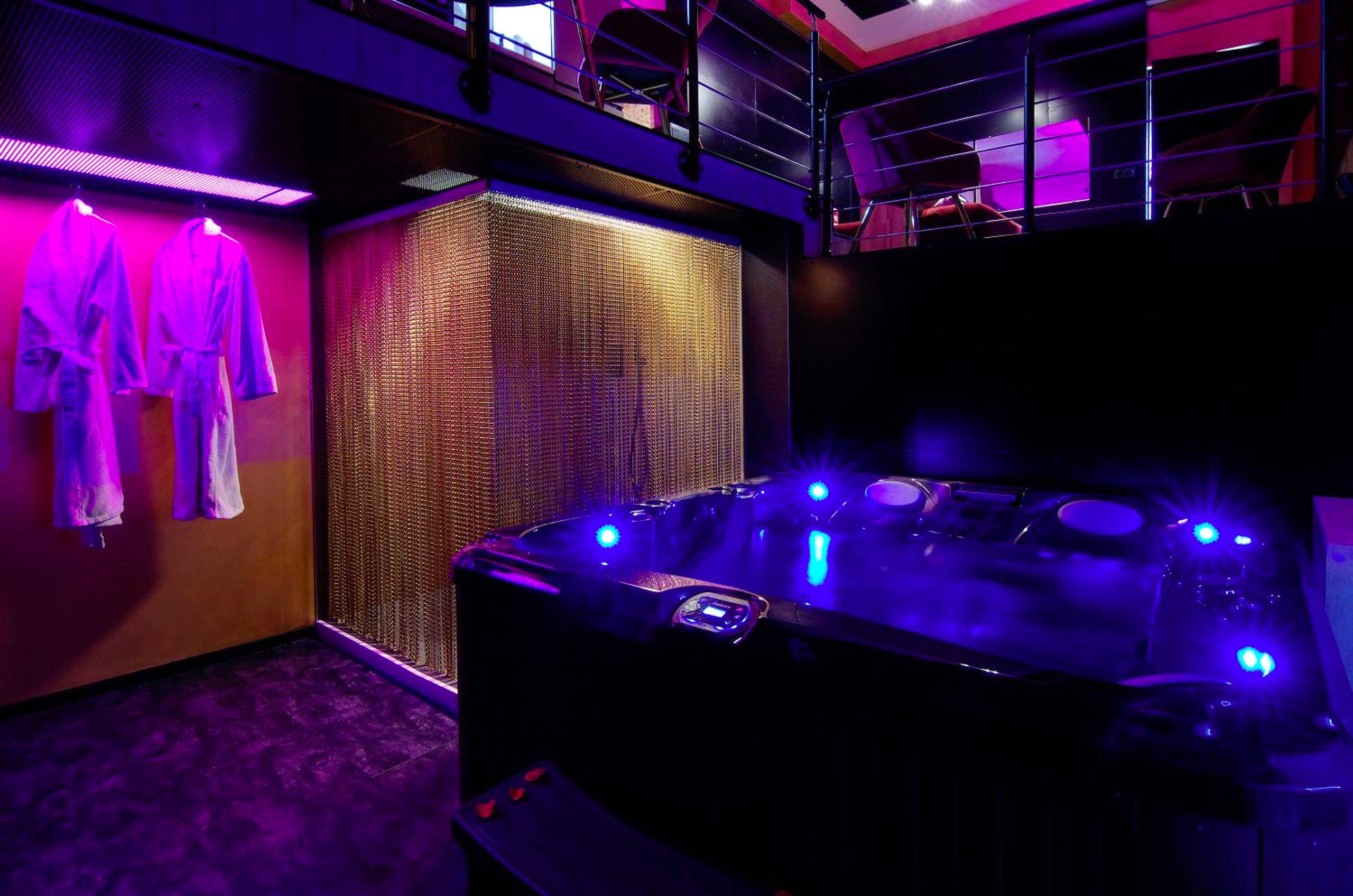 Jacuzzi privatif avec éclairage LED bleu - Love Room Bordeaux - Mieuxqualhotel jacuzzi privatif Love room