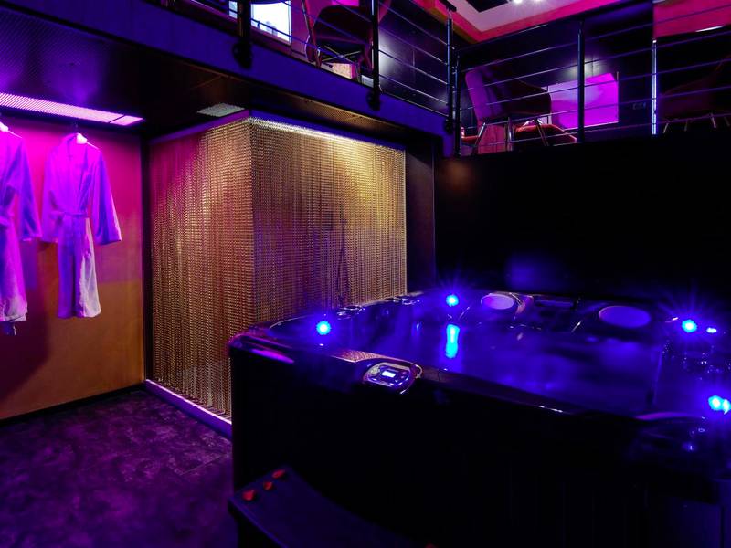Jacuzzi privatif avec éclairage LED bleu - Love Room Bordeaux - Mieuxqualhotel jacuzzi privatif Love room