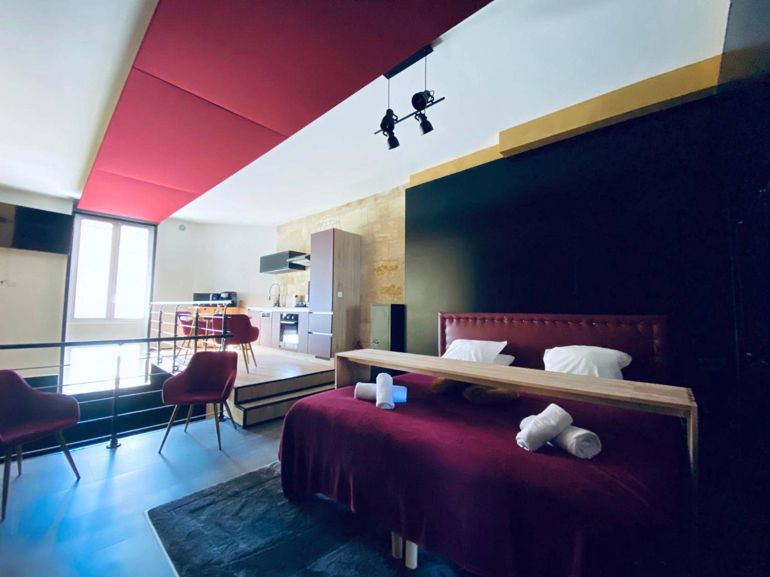Chambre avec lit king size et coin cuisine - Mieuxqualhotel jacuzzi privatif Love room