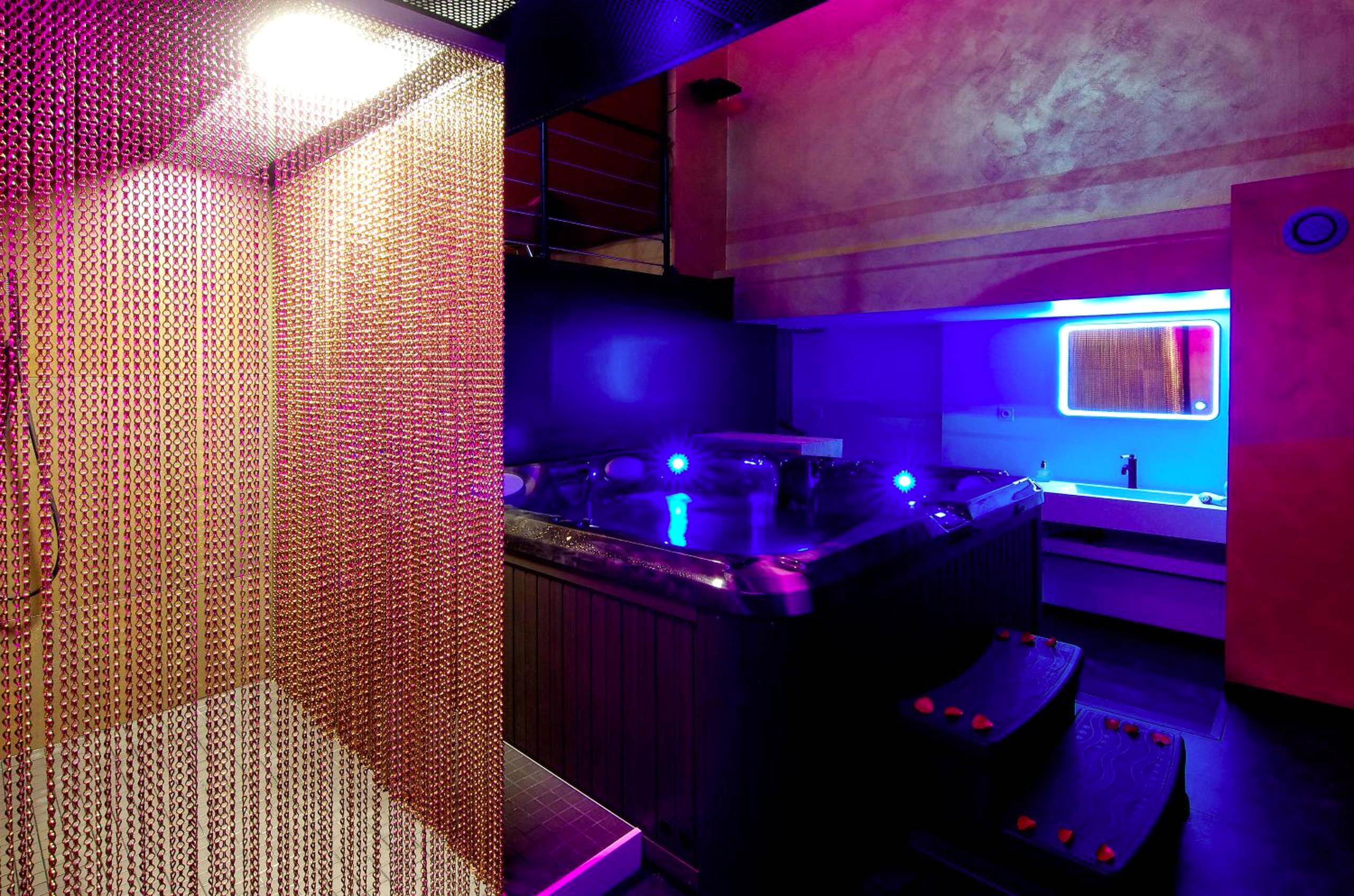 Espace bien - être avec jacuzzi et douche - Mieuxqualhotel jacuzzi privatif Love room