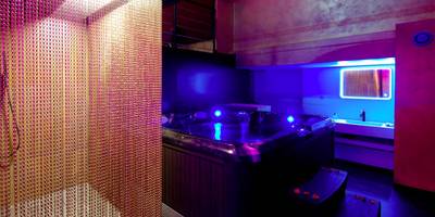 Espace bien - être avec jacuzzi et douche - Mieuxqualhotel jacuzzi privatif Love room