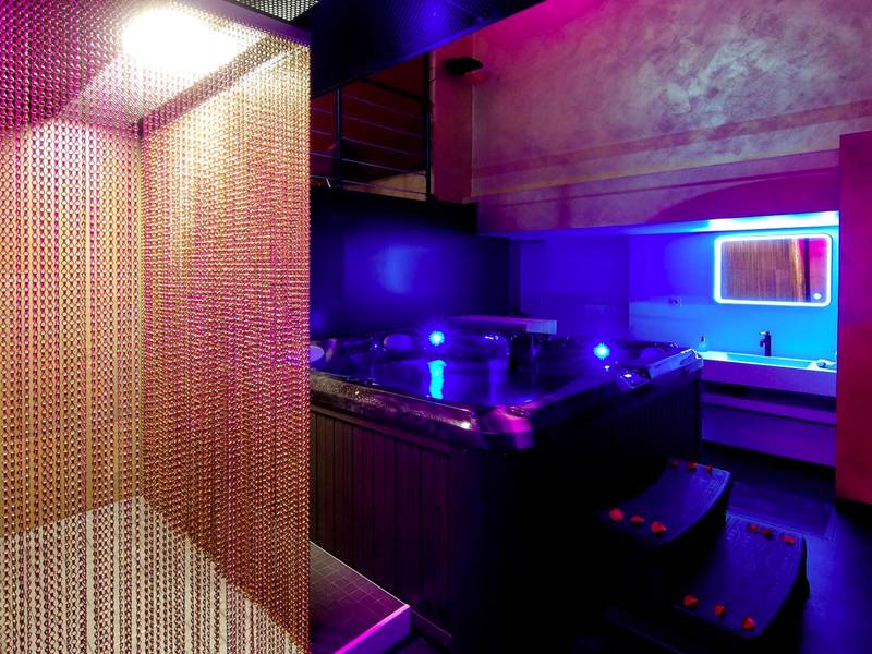 Espace bien - être avec jacuzzi et douche - Mieuxqualhotel jacuzzi privatif Love room