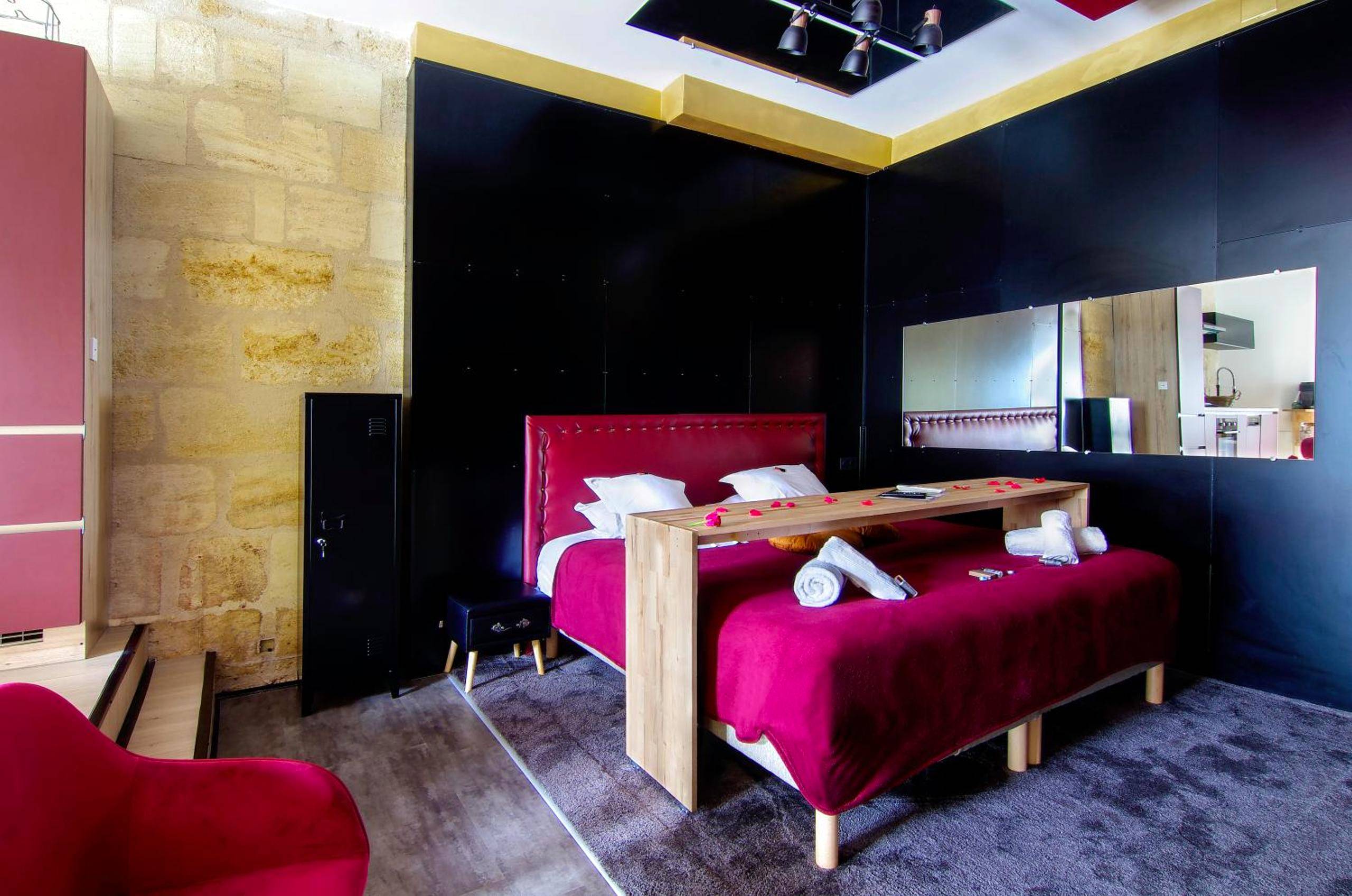 Lit double avec pétales de rose et miroirs - Mieuxqualhotel jacuzzi privatif Love room