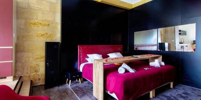 Lit double avec pétales de rose et miroirs - Mieuxqualhotel jacuzzi privatif Love room