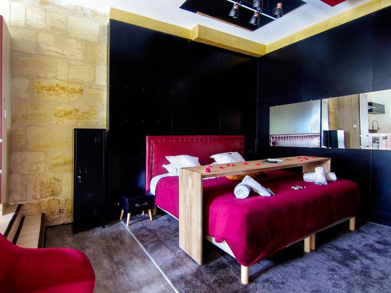 Lit double avec pétales de rose et miroirs - Mieuxqualhotel jacuzzi privatif Love room