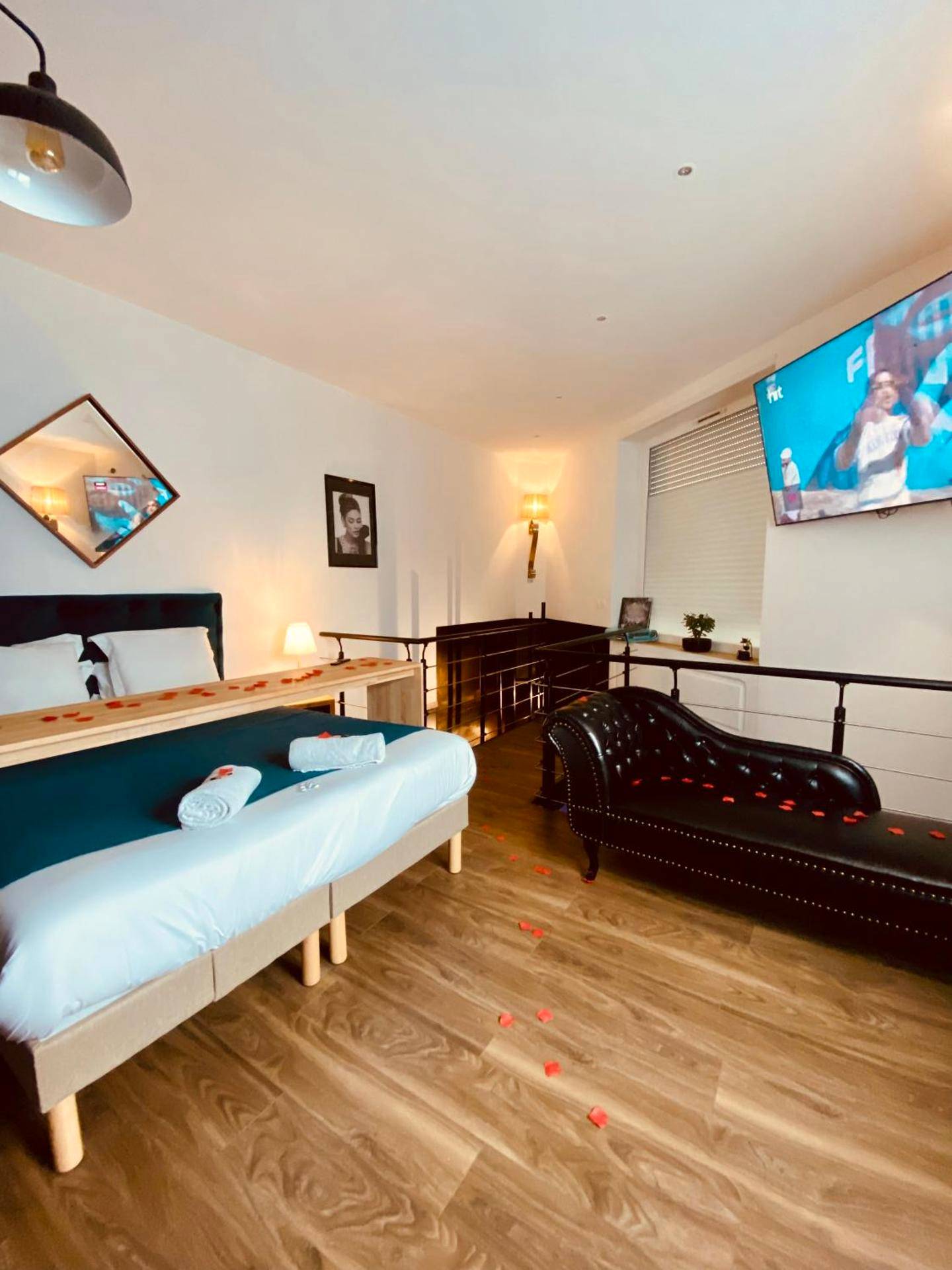 Chambre avec lit double et méridienne en cuir - Love Room Bordeaux - Mieuxqualhotel jacuzzi privatif La retro