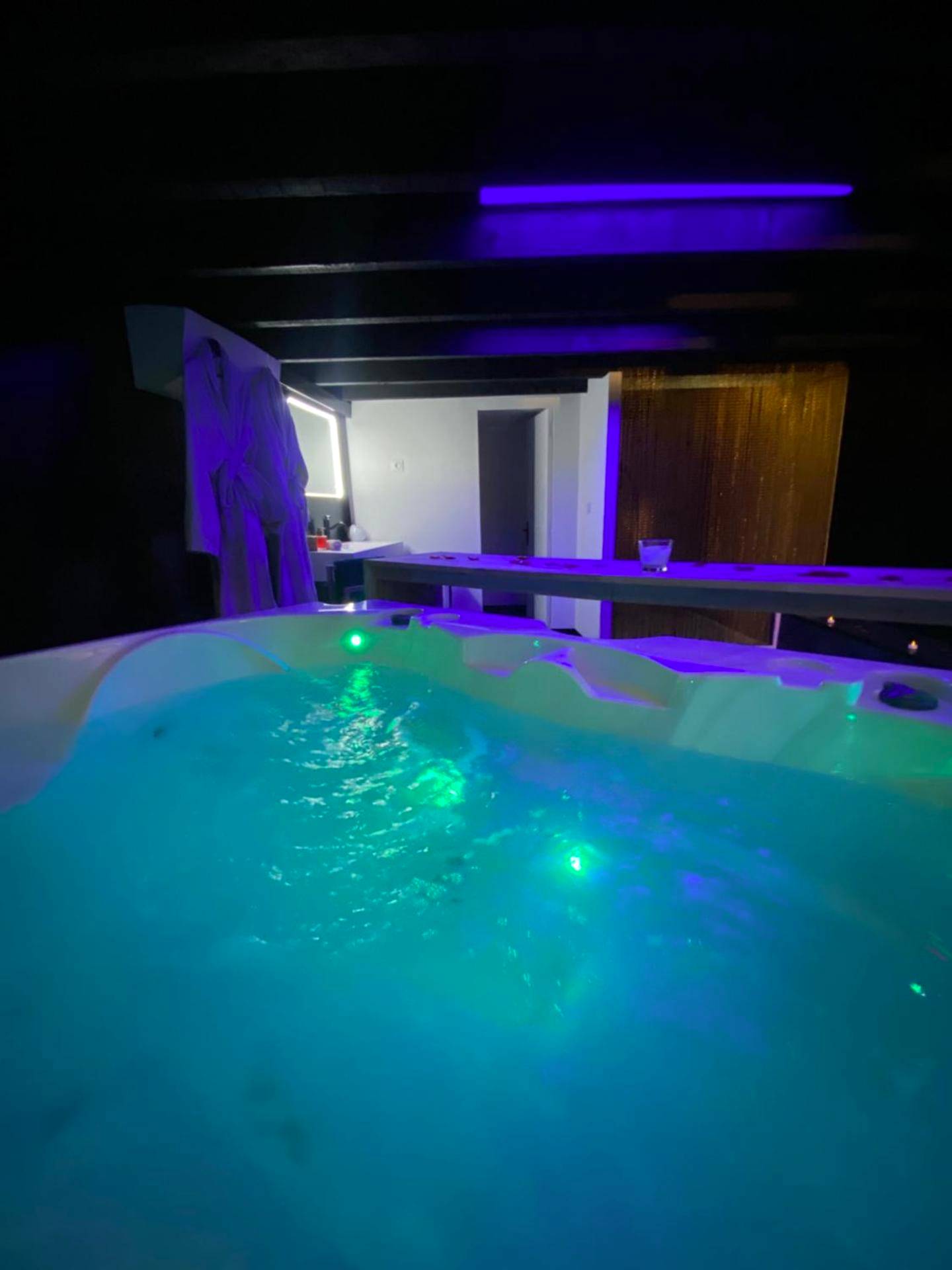 Jacuzzi privatif avec éclairage LED bleu - Mieuxqualhotel jacuzzi privatif La retro