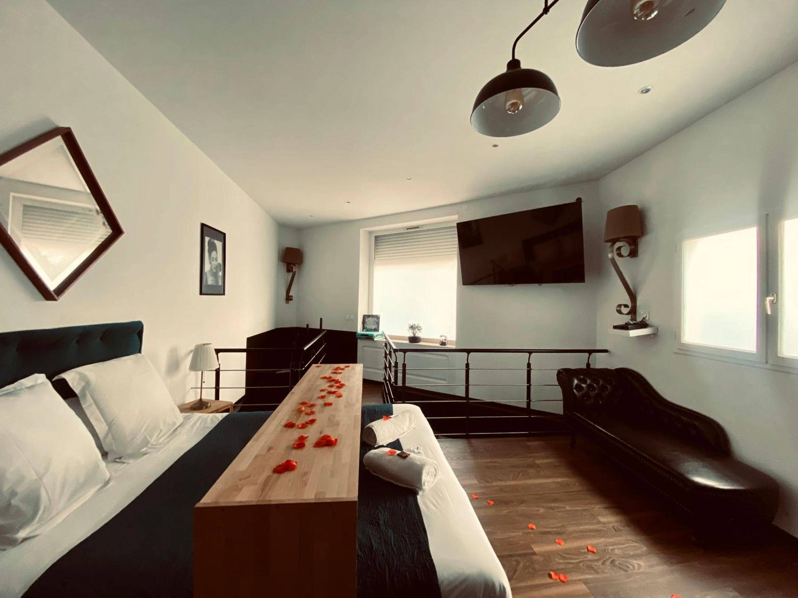 Vue d'ensemble de la suite avec lit et TV - Mieuxqualhotel jacuzzi privatif La retro