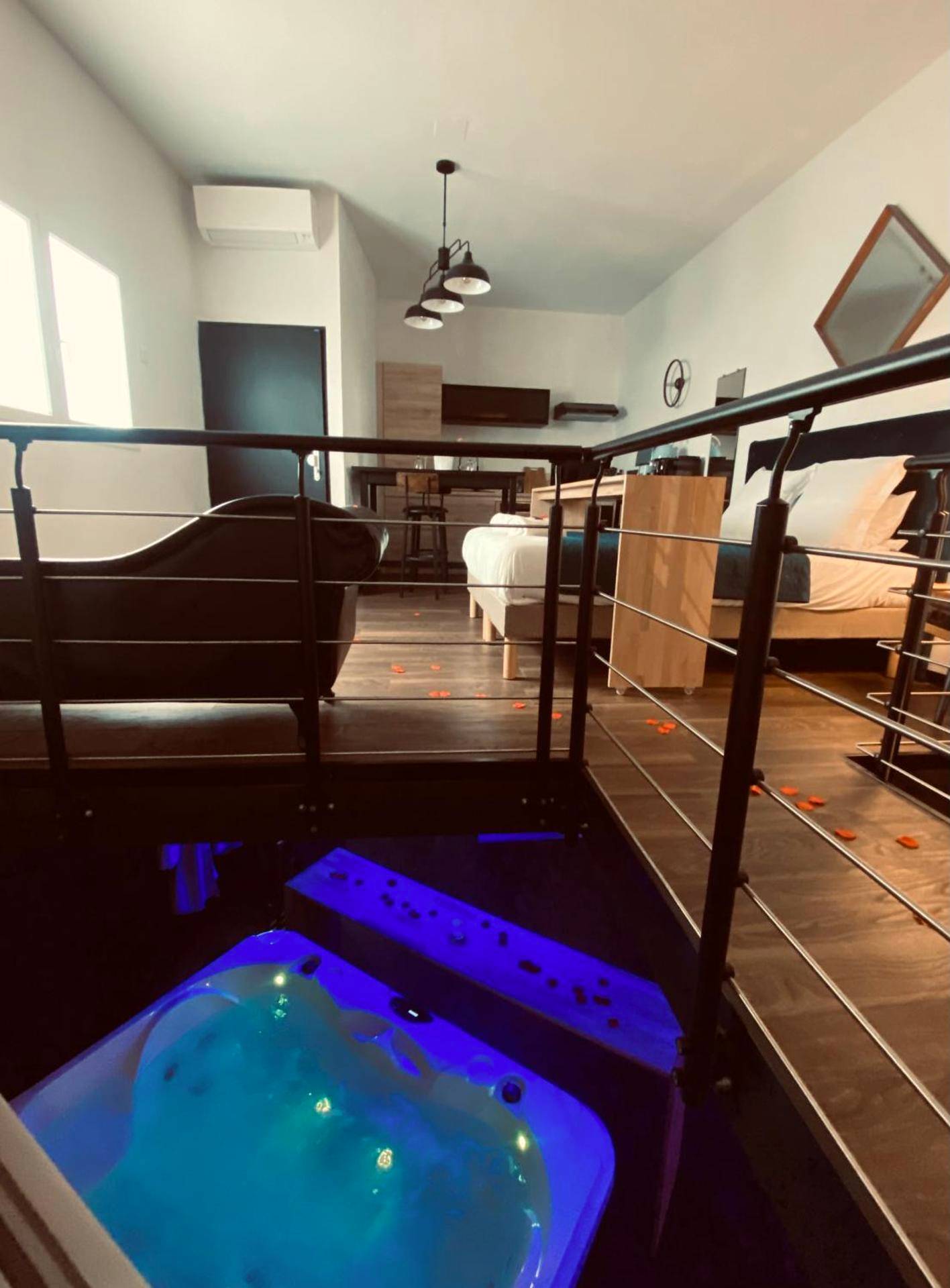 Photo du logement - Mieuxqualhotel jacuzzi privatif La retro - Bordeaux