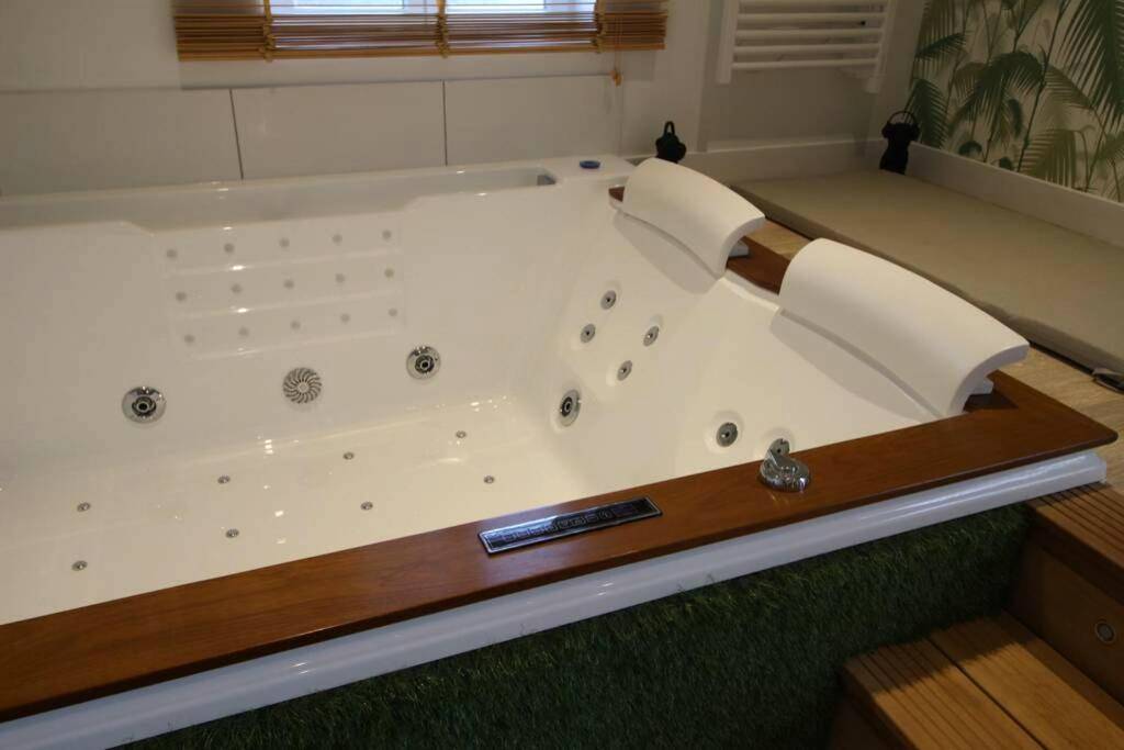 Photo du logement - Sauna et jacuzzi - Les mille et une nuits - 2km mer