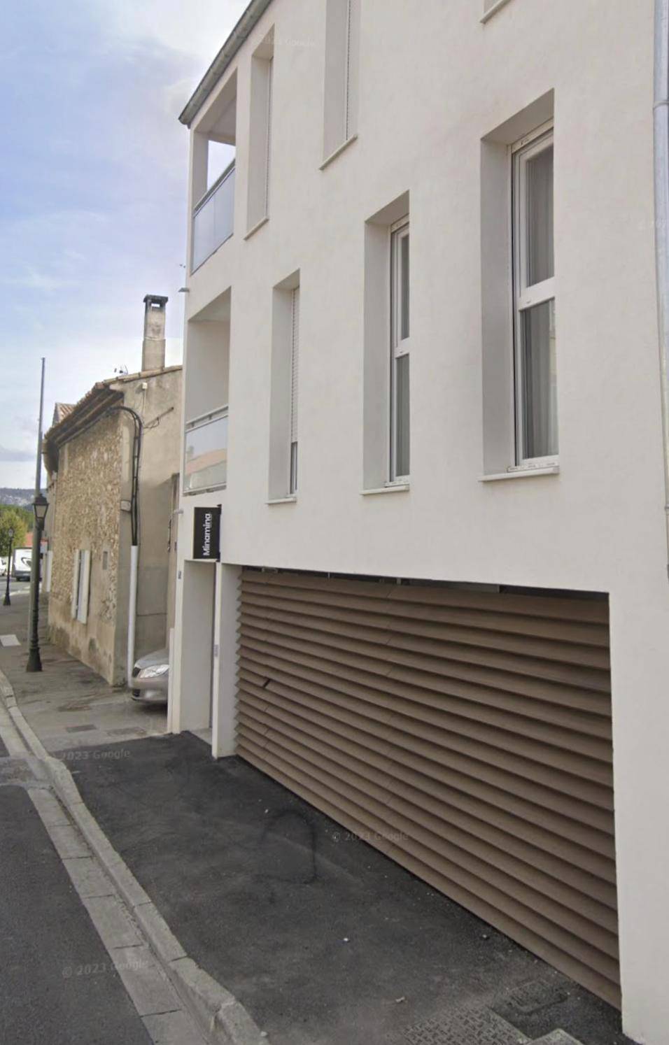 Façade moderne avec garage privé - Minamina, chambre avec jacuzzi privatif